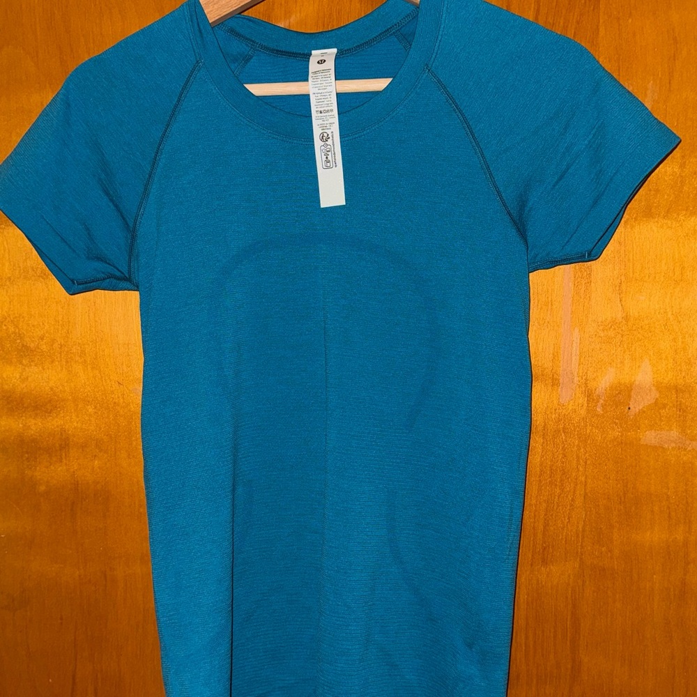 Lululemon Women's Hawaiian Blue Short Sleeve Top — new without tags